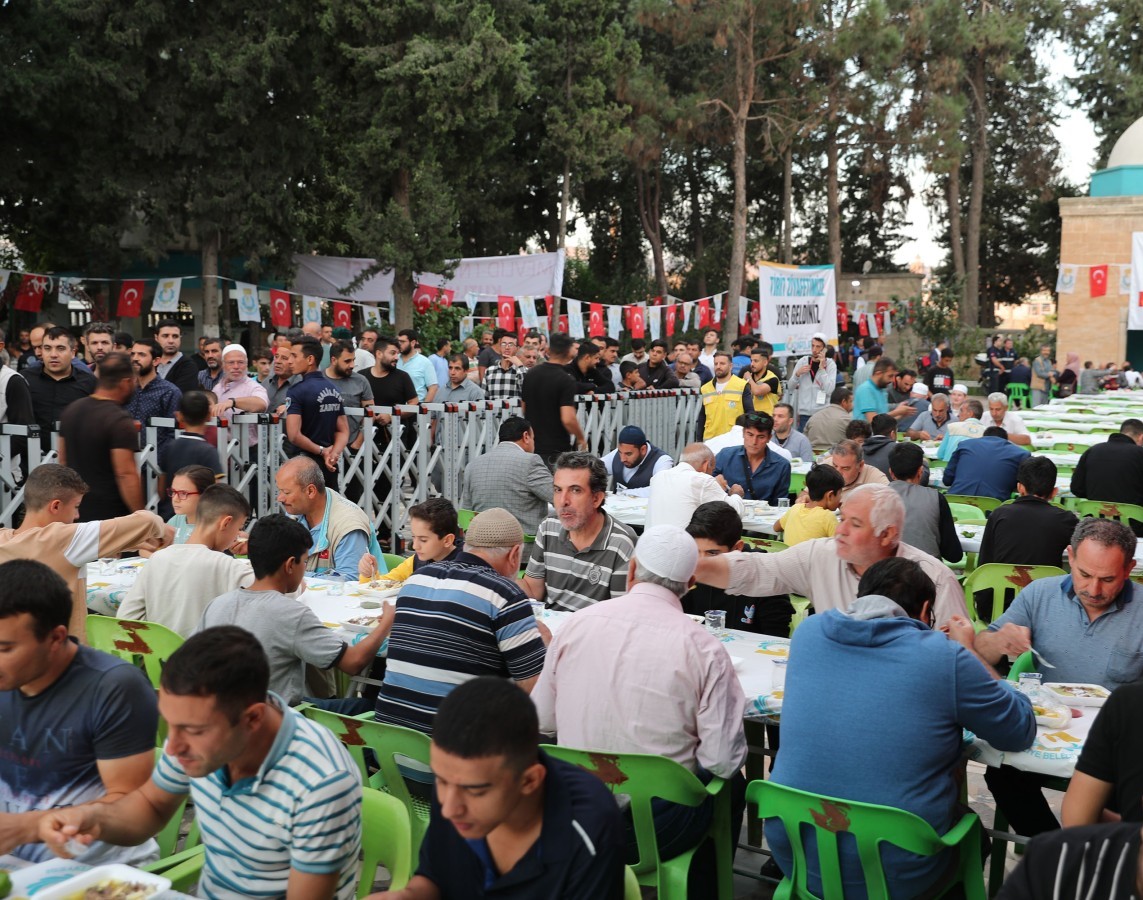 EYT’den emekli oldular, İlk paralarıyla 3 bin kişiye mevlit okutup, yemek dağıttılar