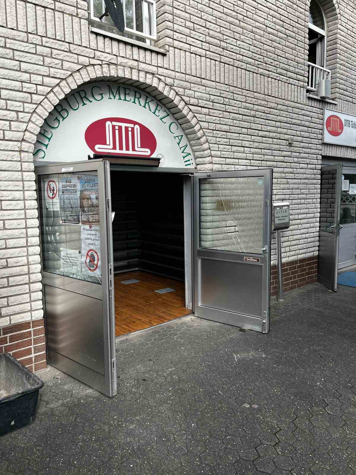 Almanya’da çirkin saldırı! DİTİB’e ait camiye taşla saldıranlar polise teslim oldu