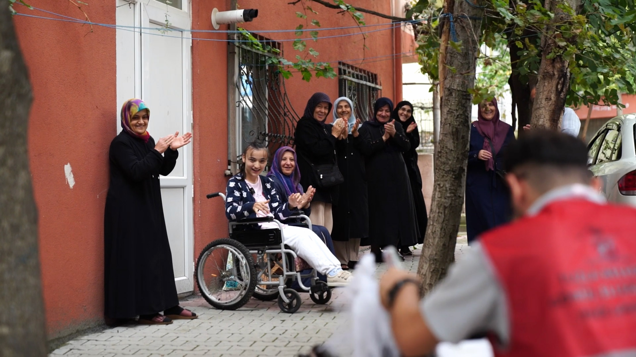 Tuzla Belediyesi hayelleri gerçekleştirmeye devam ediyor: 19 Yaşındaki Semanur’un Akülü Arabası Evinde Teslim Edildi
