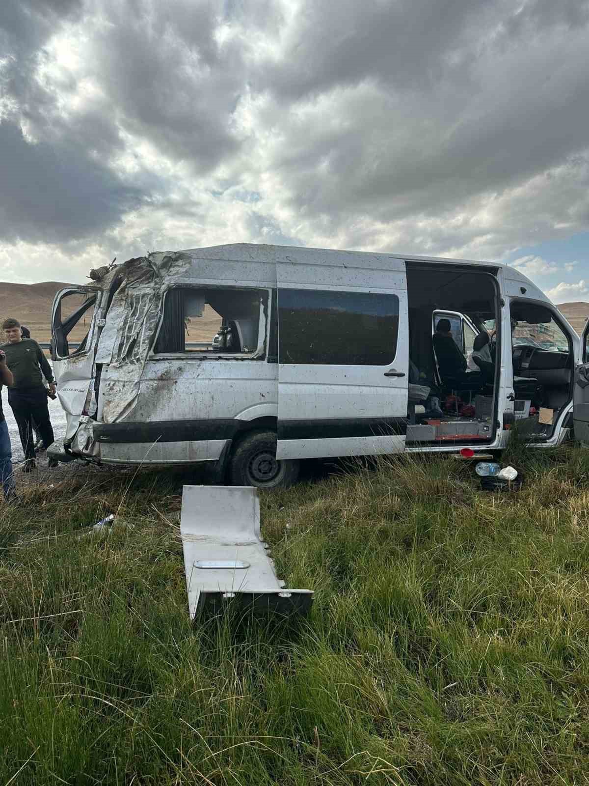 Van’da minibüs kontrolden çıktı! Çocukların da içinde bulunduğu 10 yolcu yaralandı!