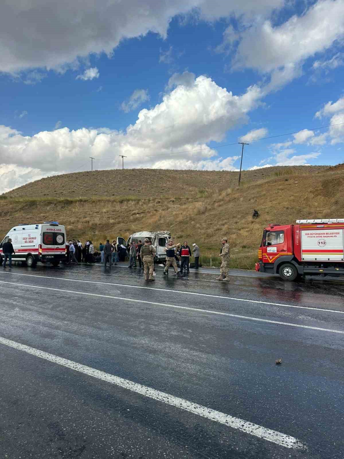 Van’da minibüs kontrolden çıktı! Çocukların da içinde bulunduğu 10 yolcu yaralandı!