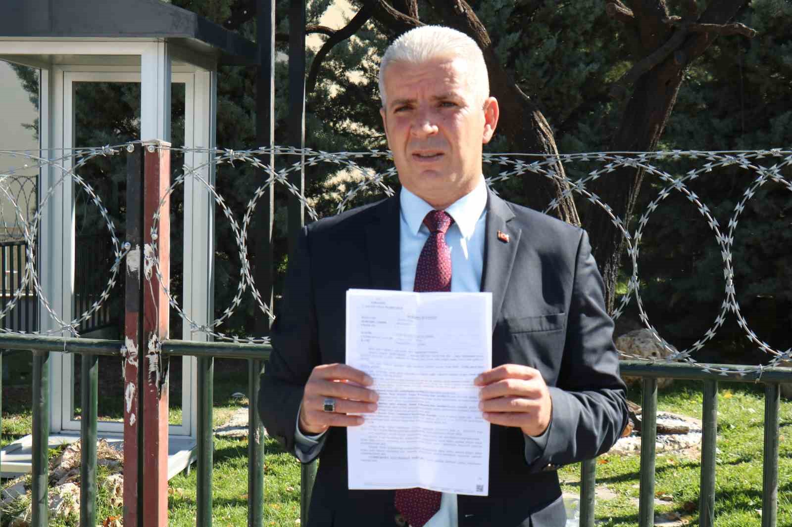 Bu kadarı da olmaz! Anne, oğul şehitler Ağacı’ndaki asker künyelerine göz dikti! 