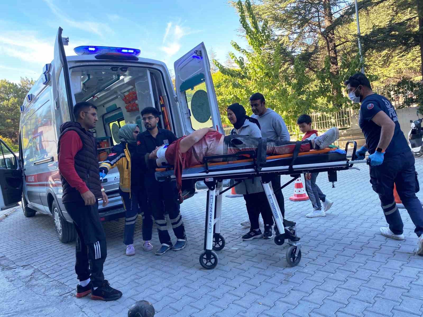 Hareket halindeki traktörün römorkundan düşüp hastanelik oldu!