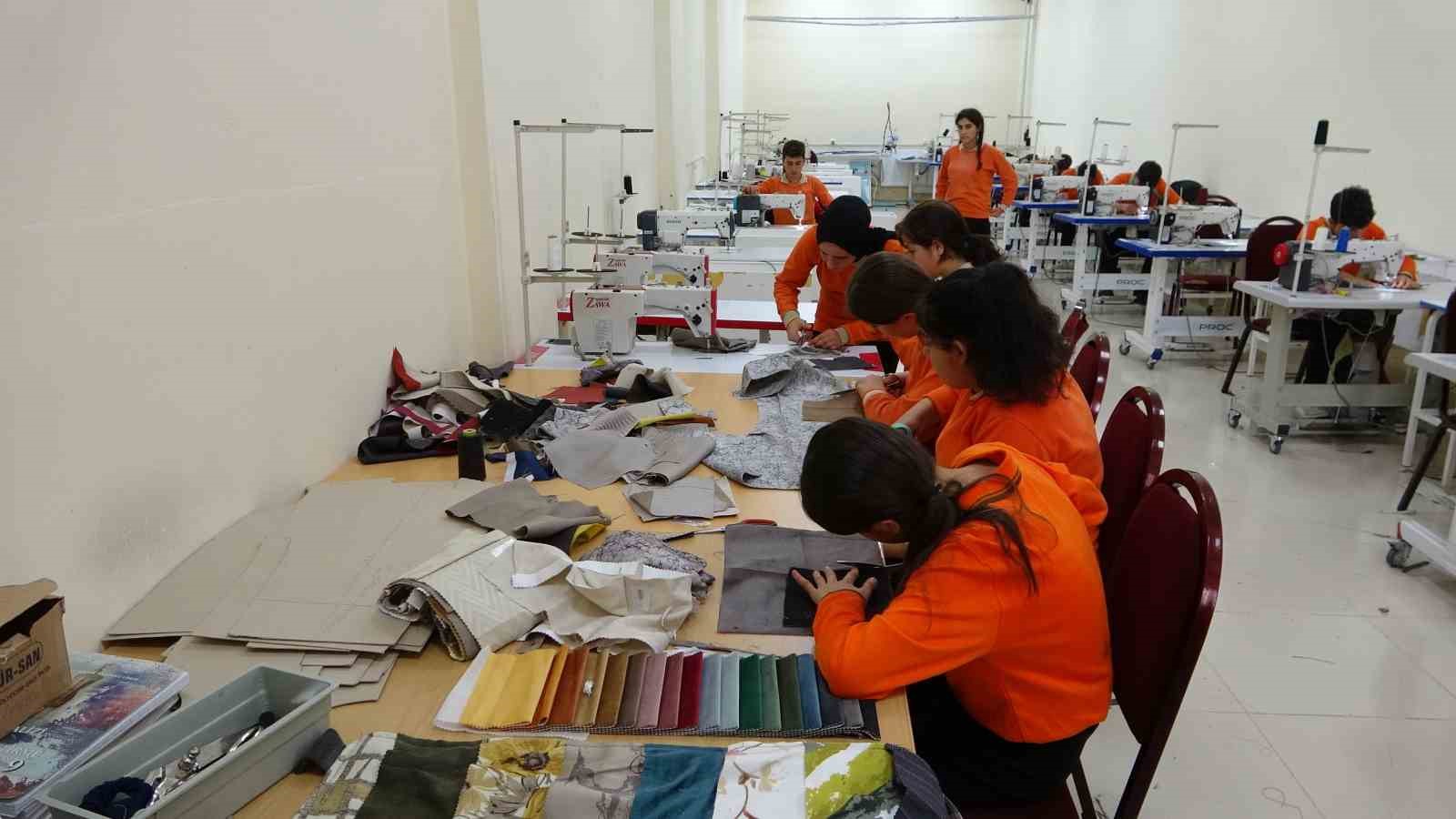 "Sıfır Atık" projesi ile atık malzemeler öğrencilerin ellerinde hediyelik eşyalara dönüşüyor