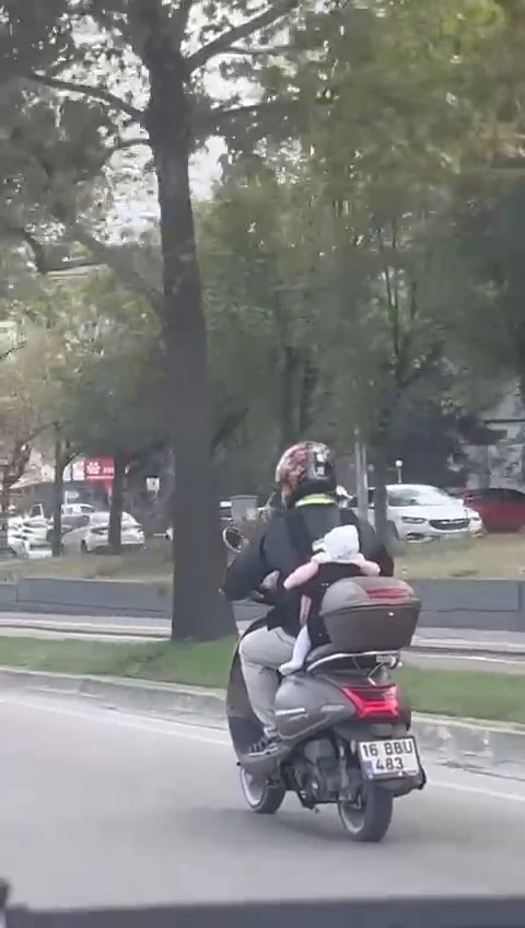 Görenleri hayrete düşürecek olay! Bebeğinin hayatını hiçe saydı!