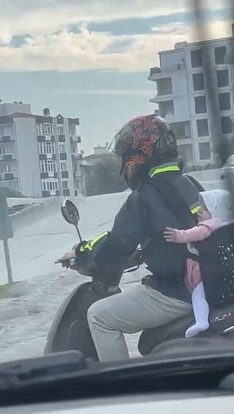 Görenleri hayrete düşürecek olay! Bebeğinin hayatını hiçe saydı!