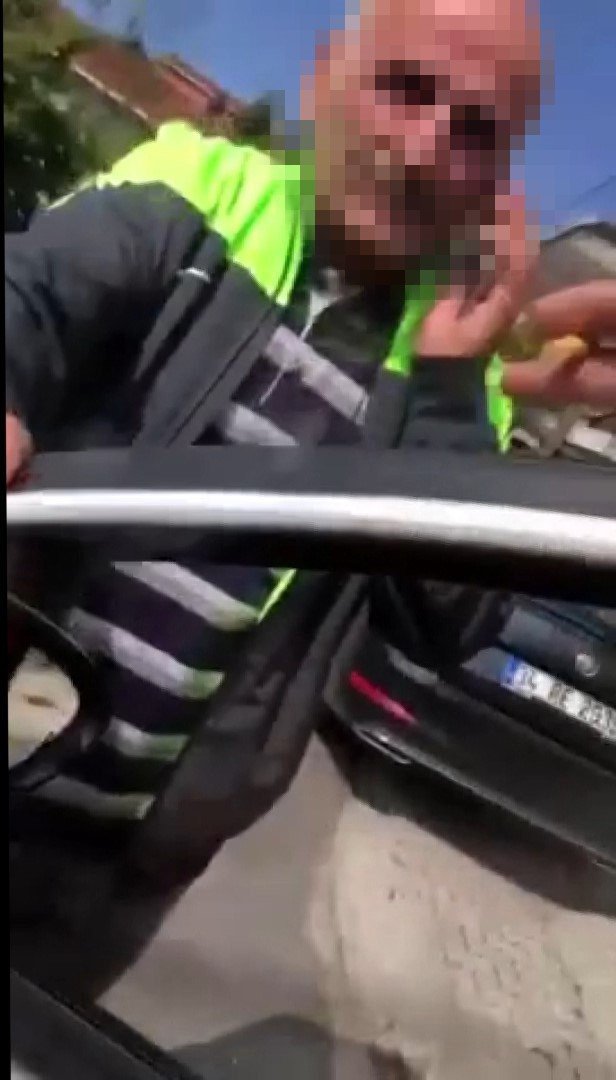 Sarı taksiler vukuata doymuyor! Yolcusunu demir sopayla ailesinin önünde dövdü!