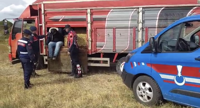 Çanakkale’de saman balyalarının arasında umuda yolculuk yarıda kaldı!
