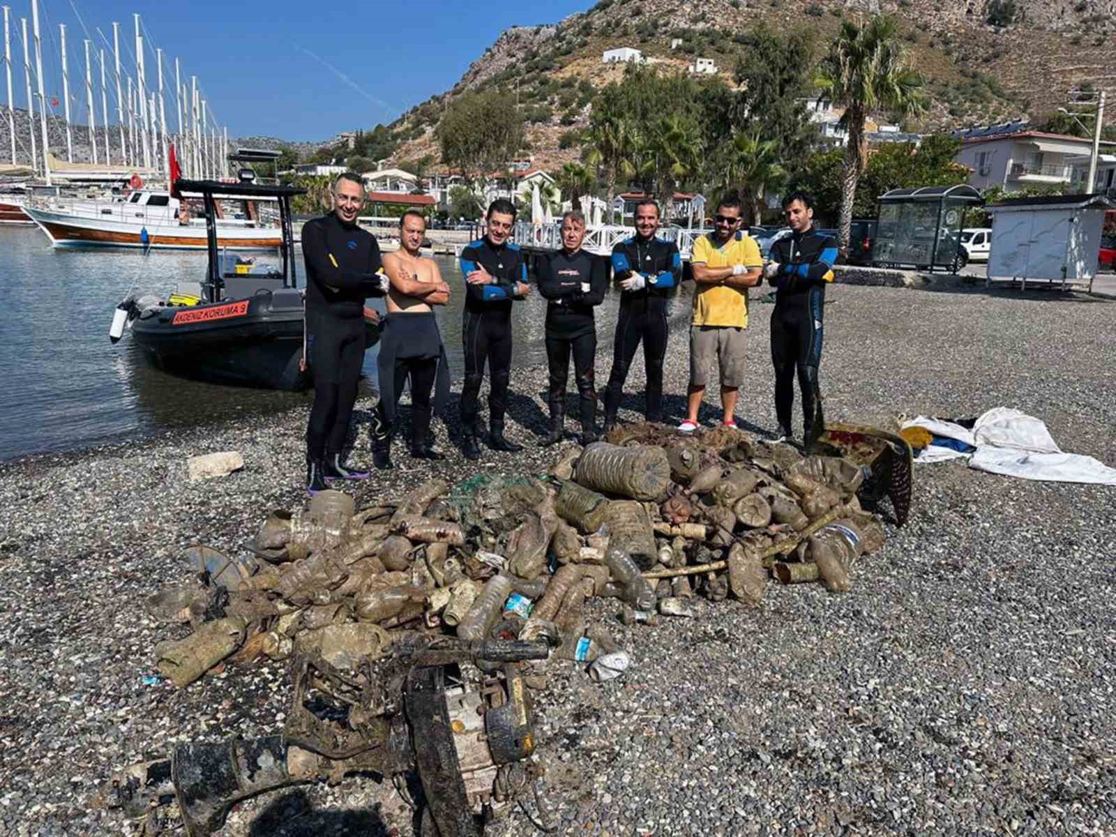 Denizin dibinden çıkanlar pes dedirtti! Deniz motorundan sandalyeye kadar birçok atık çıkarıldı