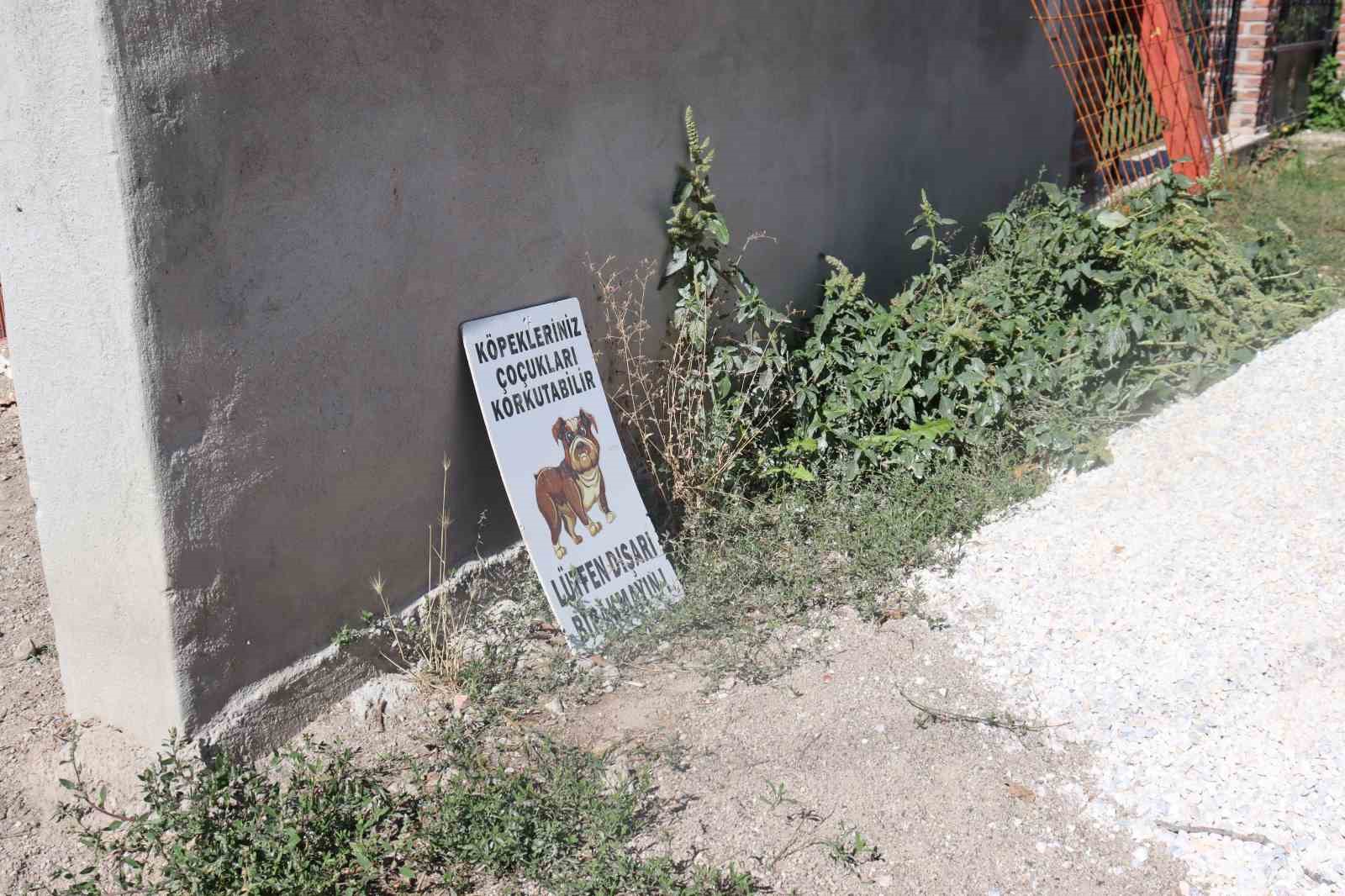 Çareyi duvara tabela asmakta buldu! İlginç uyarı tabelası hem düşündürdü hem takdir topladı