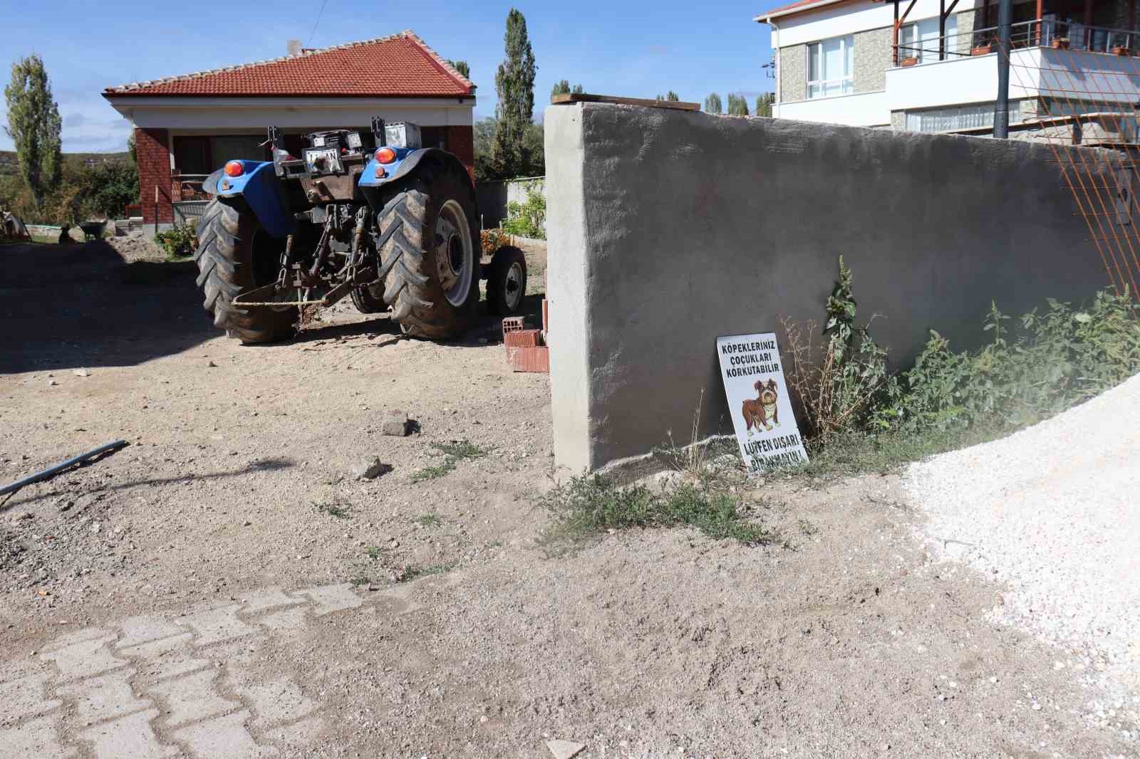 Çareyi duvara tabela asmakta buldu! İlginç uyarı tabelası hem düşündürdü hem takdir topladı
