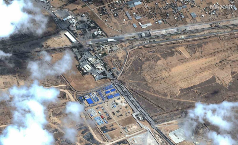 Refah Sınır Kapısı’nda yardım konvoyları uydudan görüntülendi! İlk tırlar geçmeye başladı