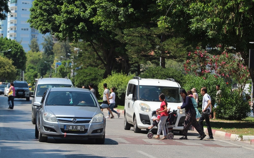 Yayalara yol vermeyen sürücüler yandı! Bakırköy’de trafik polisinden sürücülere denetim