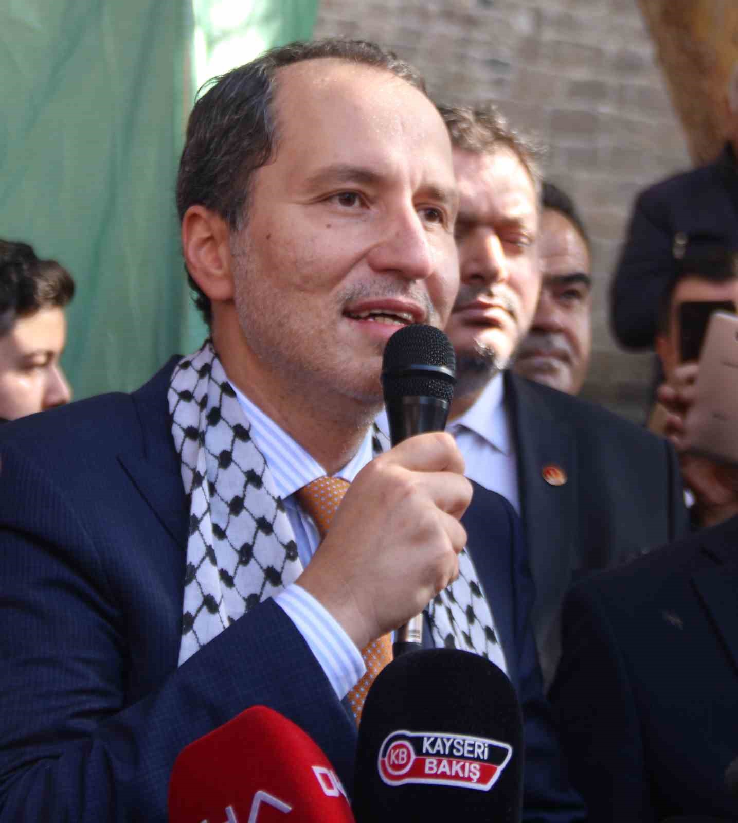 Fatih Erbakan 20 binin üzerinde yeni üye kaydını gerçekleştirdiklerini belirterek:"Türkiye’nin en hızlı büyüyen partisiyiz"