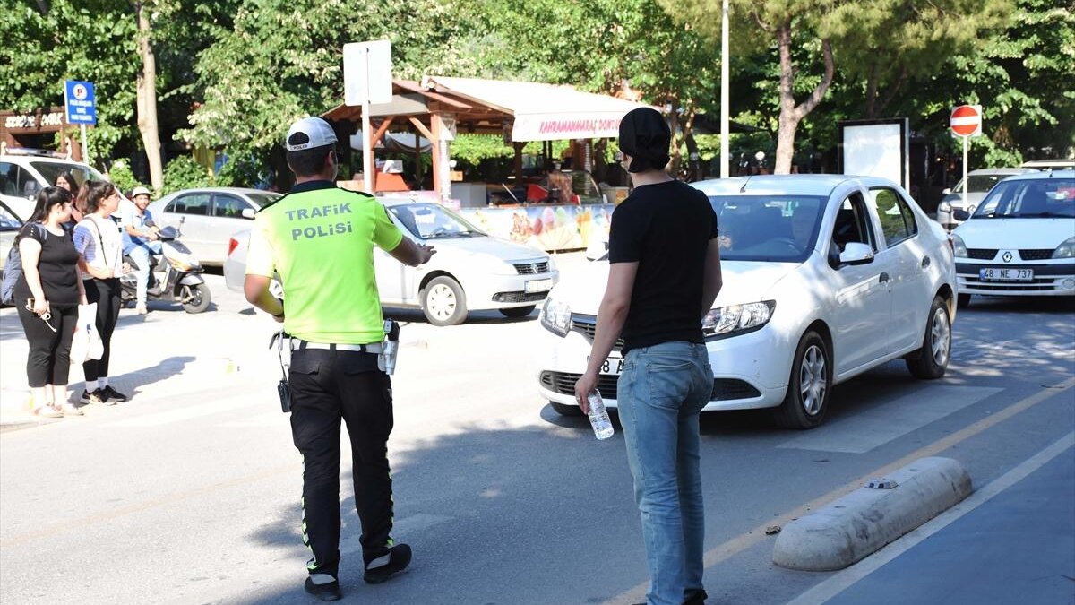 Yayalara yol vermeyen sürücüler yandı! Bakırköy’de trafik polisinden sürücülere denetim