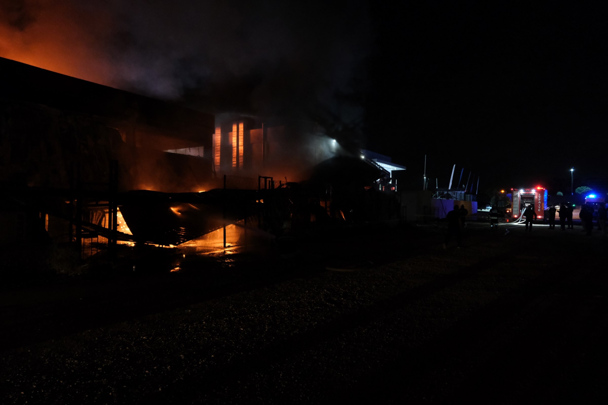 Manisa’da kauçuk fabrikasında yangın çıktı! Onlarca kişinin ekmek kapısı kül oldu!