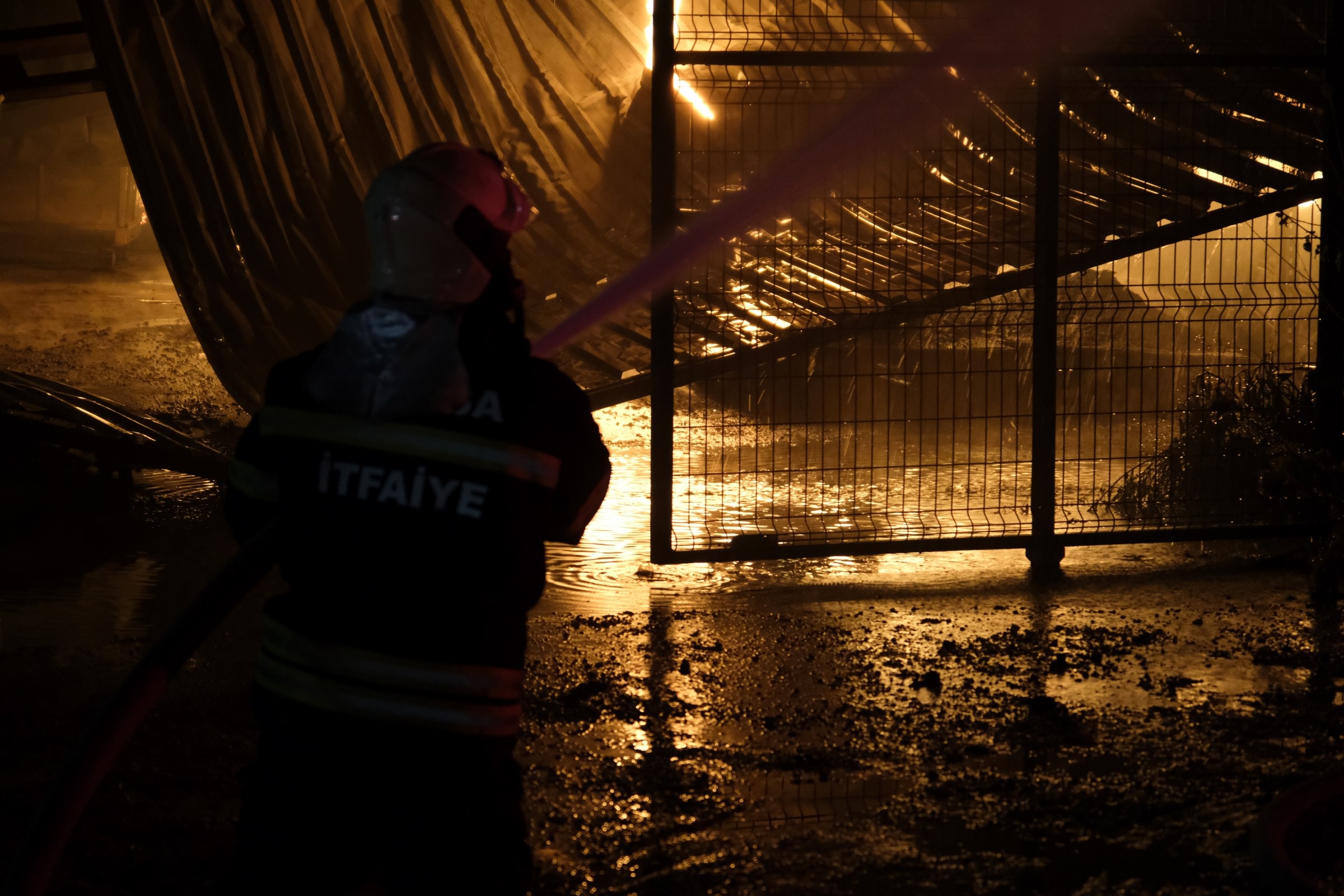Manisa’da kauçuk fabrikasında yangın çıktı! Onlarca kişinin ekmek kapısı kül oldu!