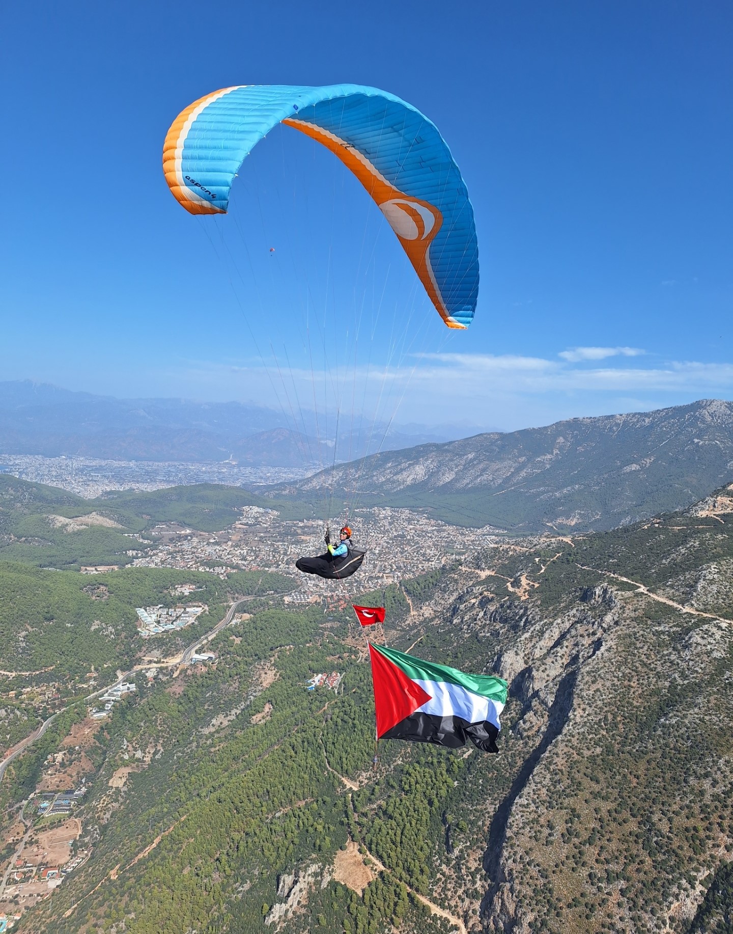 Muğla'da Filistin için uçtular! İsrail'in Gazze'ye yönelik saldırılarını kınamak için paraşütle Filistin bayrağı açtılar
