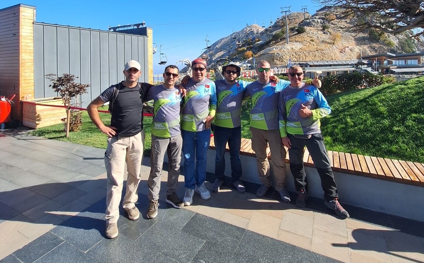 Muğla'da Filistin için uçtular! İsrail'in Gazze'ye yönelik saldırılarını kınamak için paraşütle Filistin bayrağı açtılar