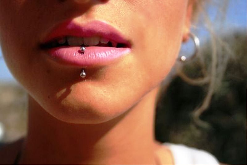 Uzmanlar uyardı: Merdiven altı piercingte ölümcül tehlike yaratıyor!