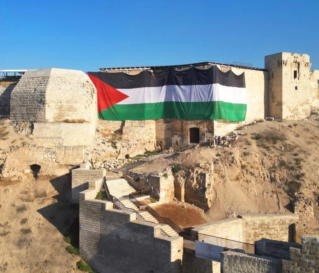 Gaziantep kalesindeki dev Filistin bayrağına yapılan eleştiriye, Ali Şahin'den sert tepki!