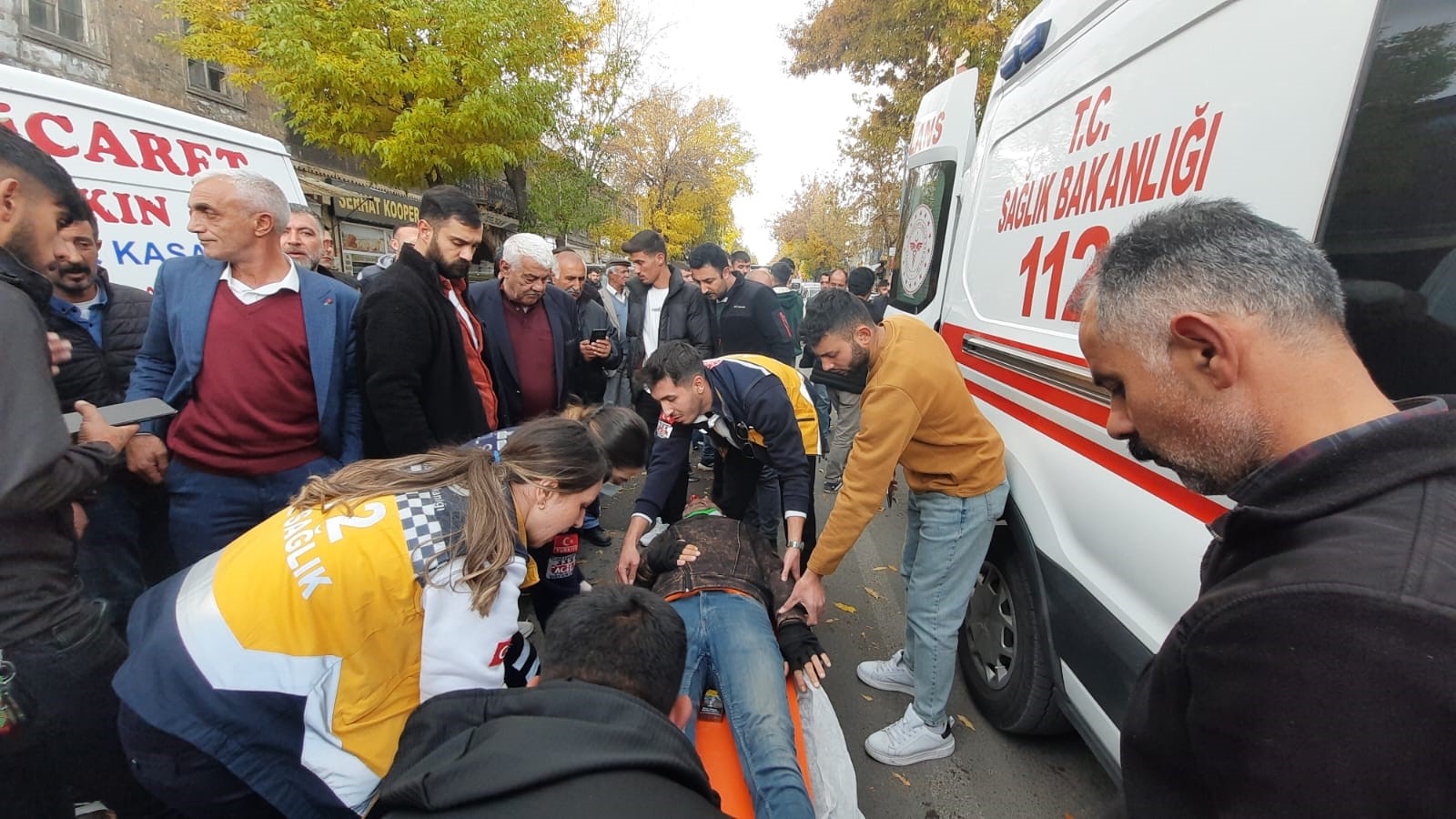 Otomobilin çarptığı vatandaş kendine gelemedi! Yerde uzun süre baygın yattı!