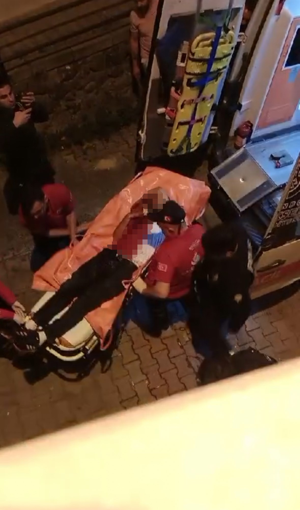 Kağıthane’de aksiyon filmlerini aratmayacak olay! Kaza yapıp kaçan adam çatıya çıkarak, binadakileri bıçakla tehdit etti!