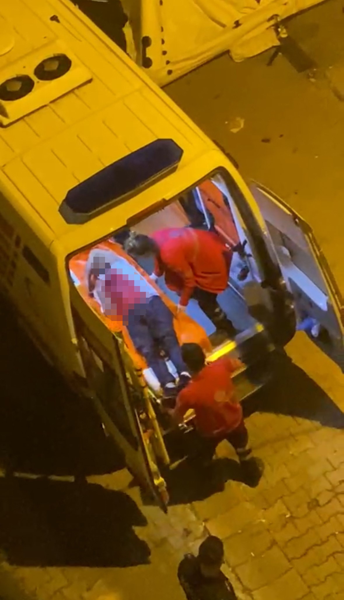 Kağıthane’de aksiyon filmlerini aratmayacak olay! Kaza yapıp kaçan adam çatıya çıkarak, binadakileri bıçakla tehdit etti!