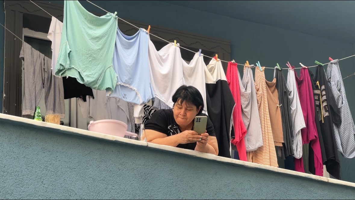 Kağıthane’de aksiyon filmlerini aratmayacak olay! Kaza yapıp kaçan adam çatıya çıkarak, binadakileri bıçakla tehdit etti!