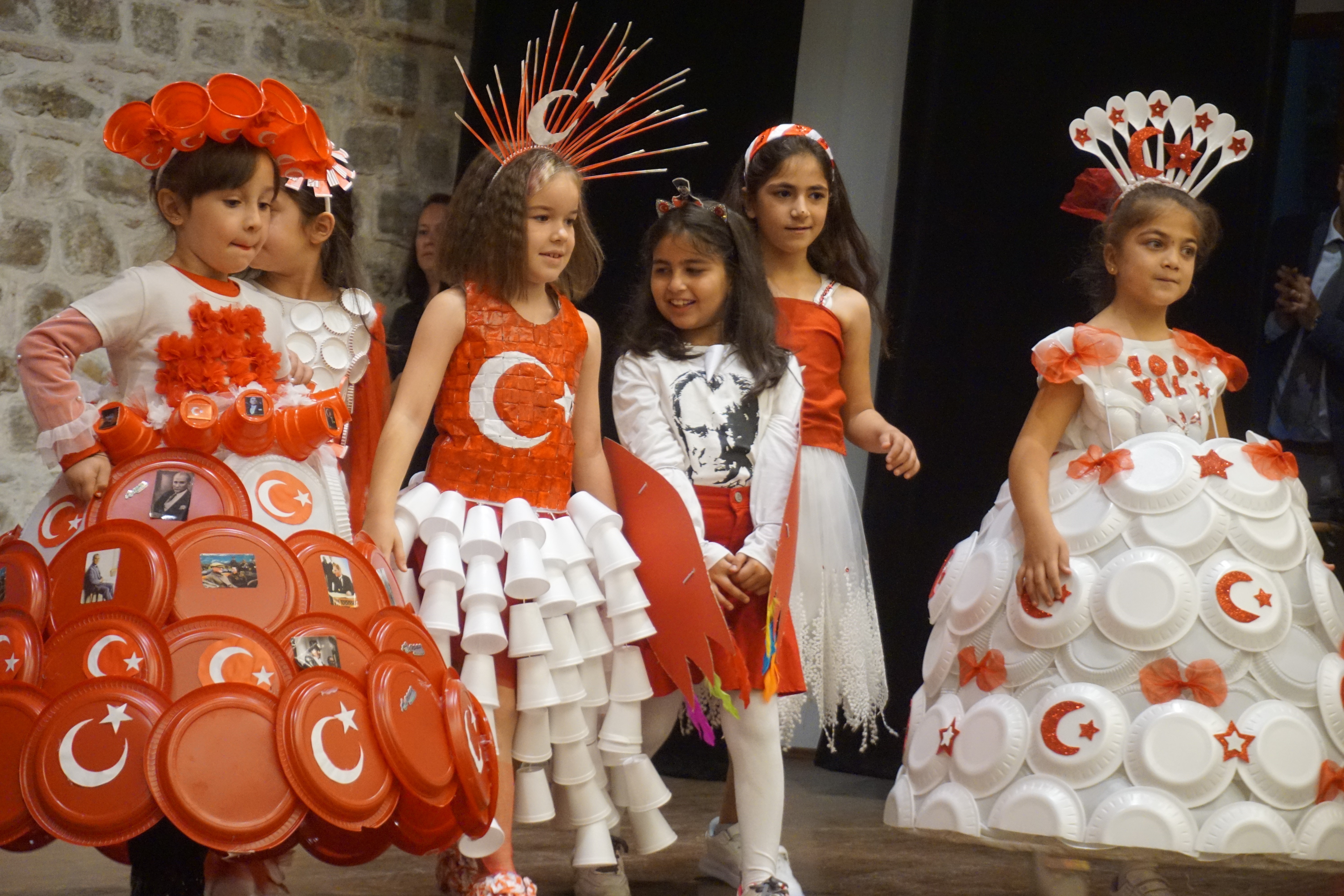 ilkokul öğrencilerinden 100. yıla özel, geri dönüşüm defilesi renkli görüntülere sahne oldu