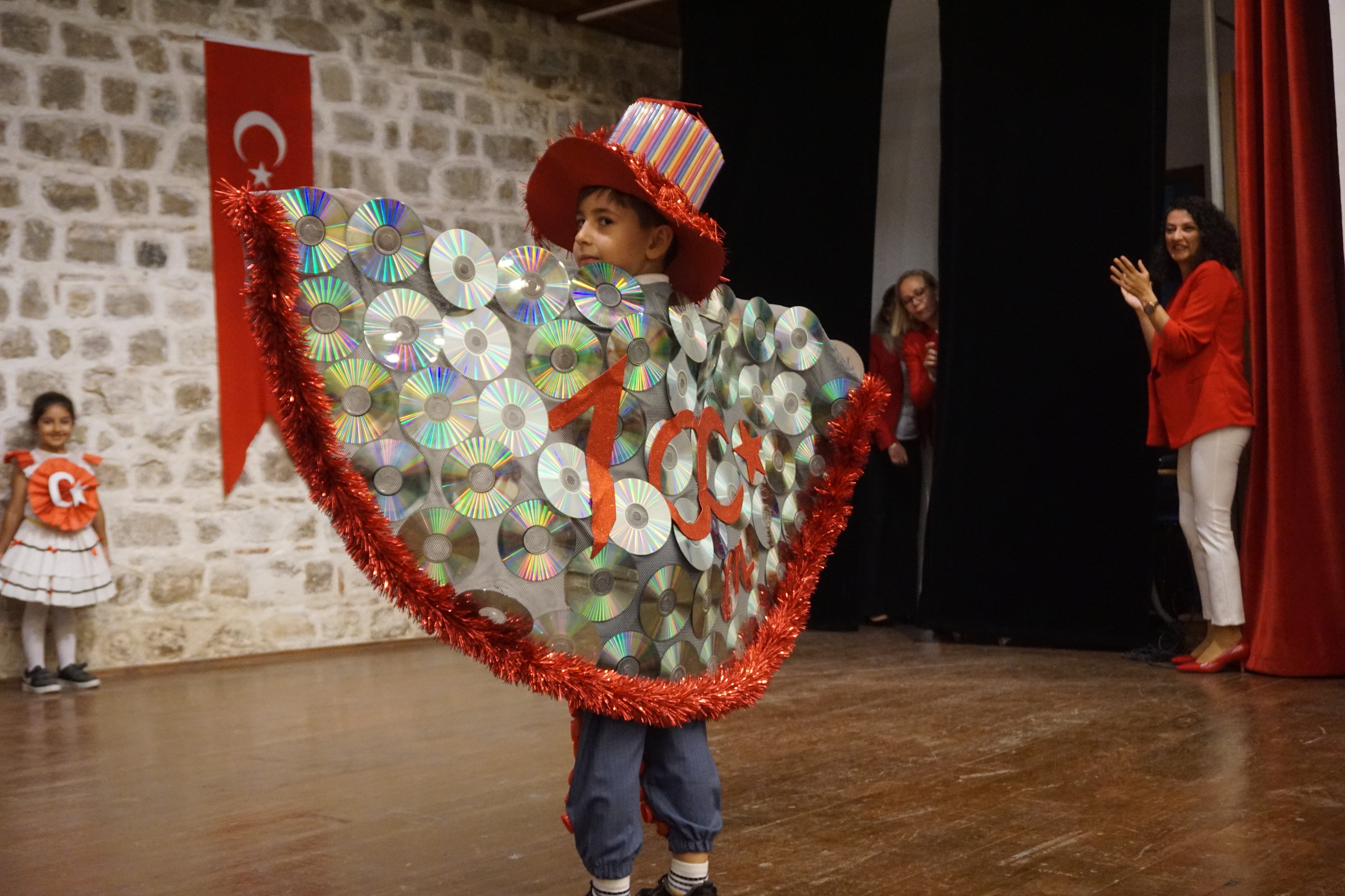 ilkokul öğrencilerinden 100. yıla özel, geri dönüşüm defilesi renkli görüntülere sahne oldu