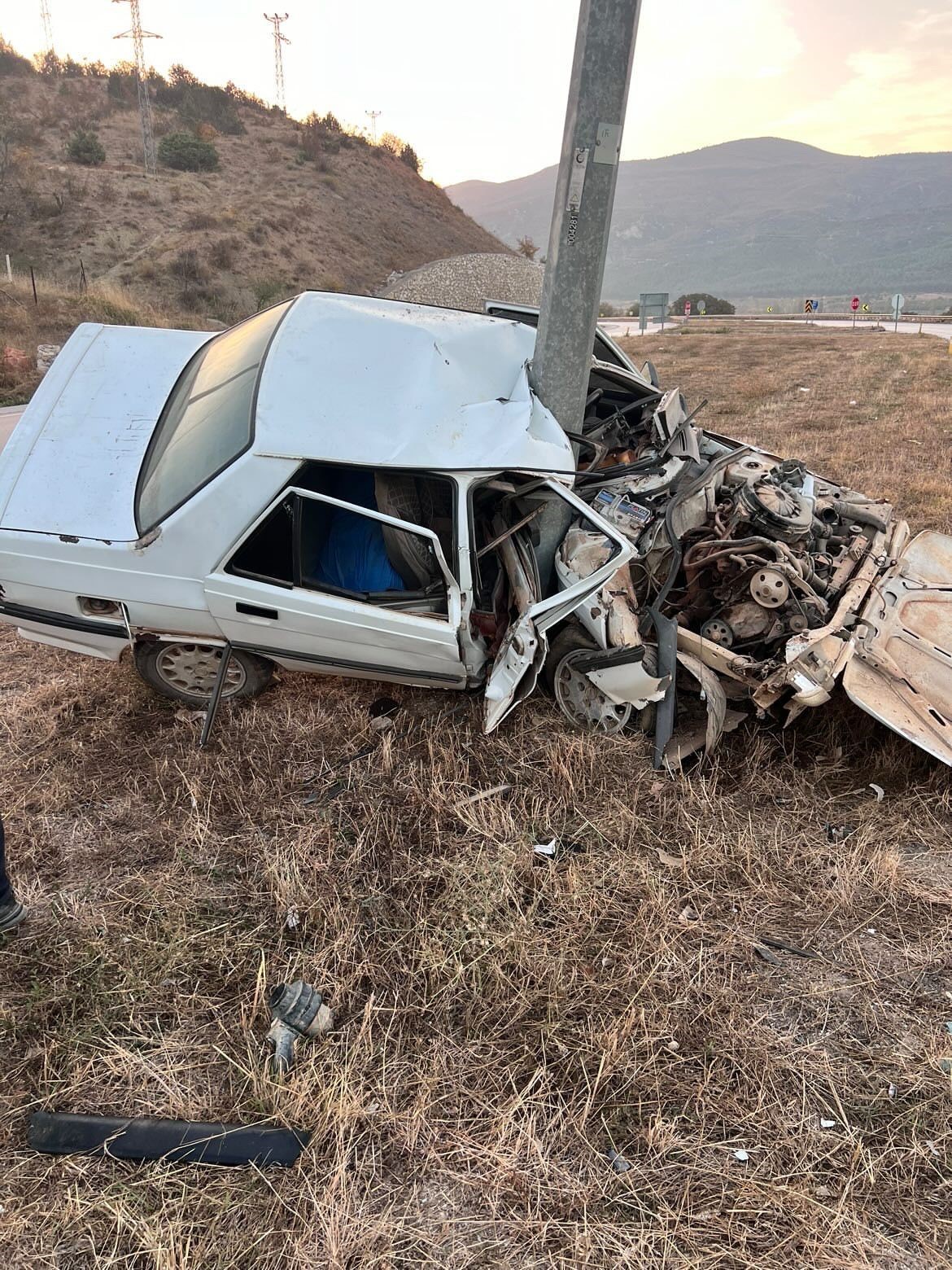 Akıllara durgunluk veren kazadan burnu bile kanamadan çıktı! Direğe çarpan otomobil paramparça oldu!