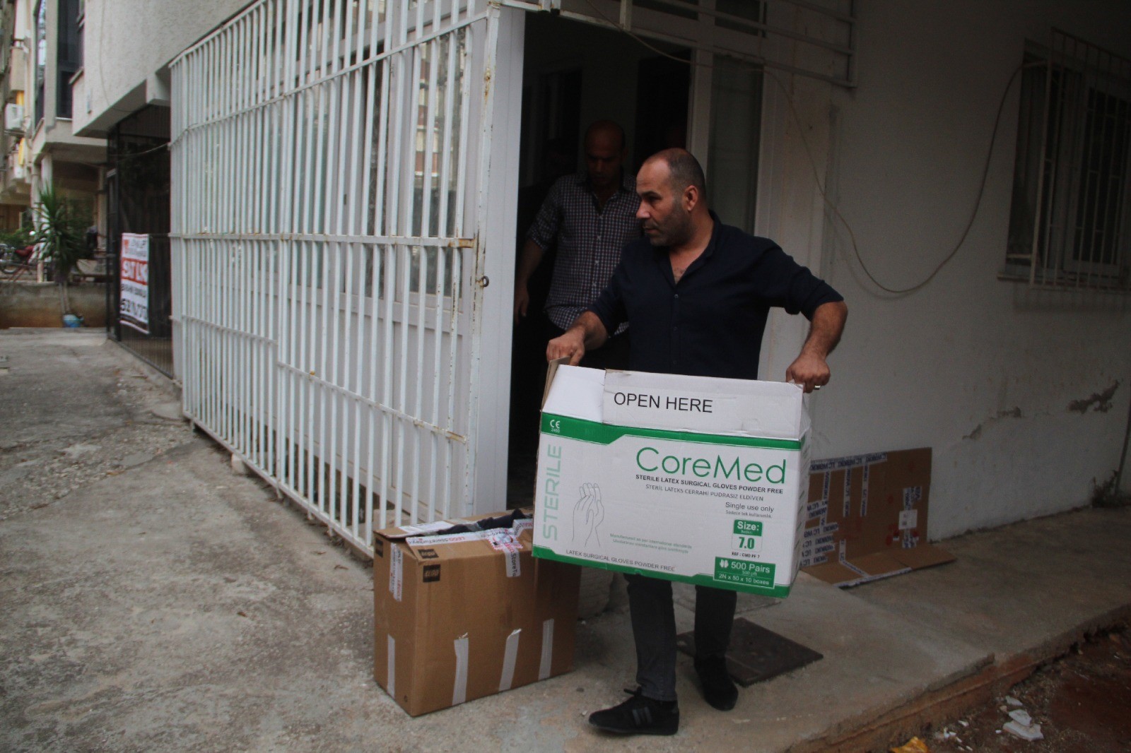 Karşısında icra memurlarını gören adam benzin bidonuyla direnişe geçti!