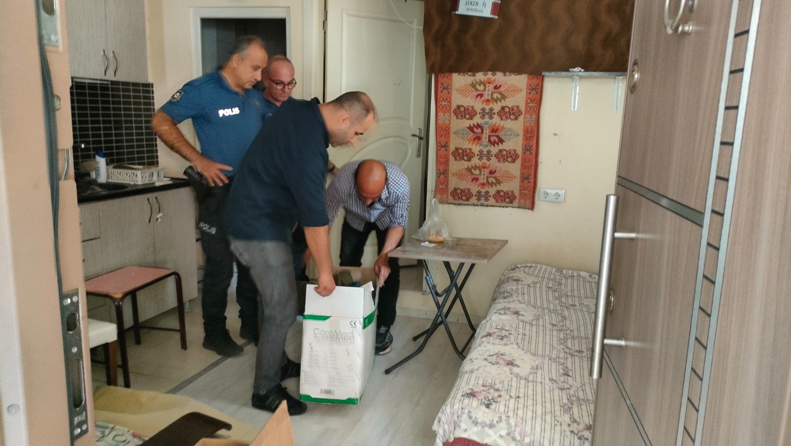 Karşısında icra memurlarını gören adam benzin bidonuyla direnişe geçti!