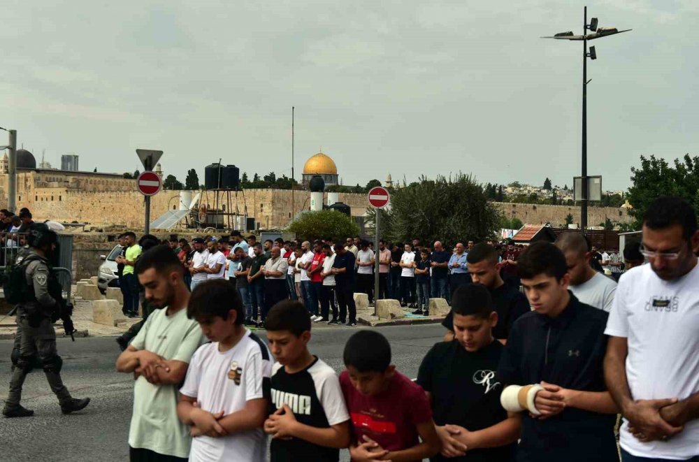 İsrail'in işgal, altındaki Mescid-i Aksa’da 3. cuma: Cuma namazı kılmak isteyenlere gaz ve tazyikli su sıktı!