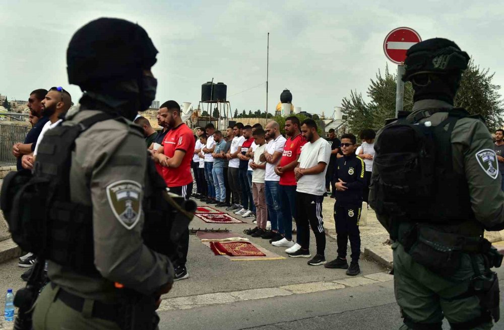 İsrail'in işgal, altındaki Mescid-i Aksa’da 3. cuma: Cuma namazı kılmak isteyenlere gaz ve tazyikli su sıktı!