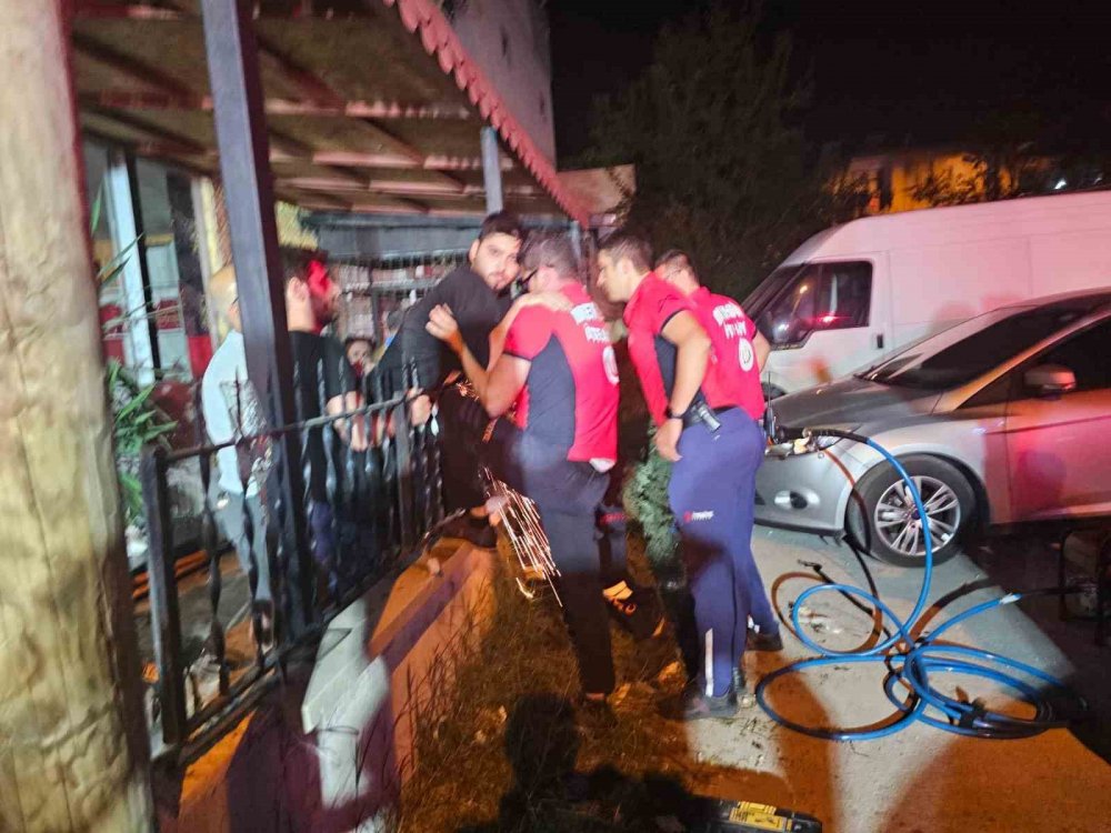 Mersin'de karnına demir parmaklık saplanan genç, demir parmaklıklarla hastaneye kaldırıldı!