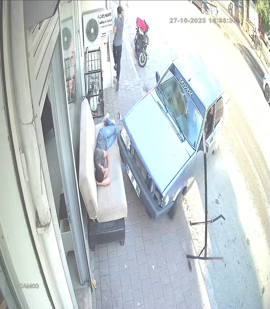 Adana'da inanılması zor kaza! Kanepede uyuyan adama araba çarptı!