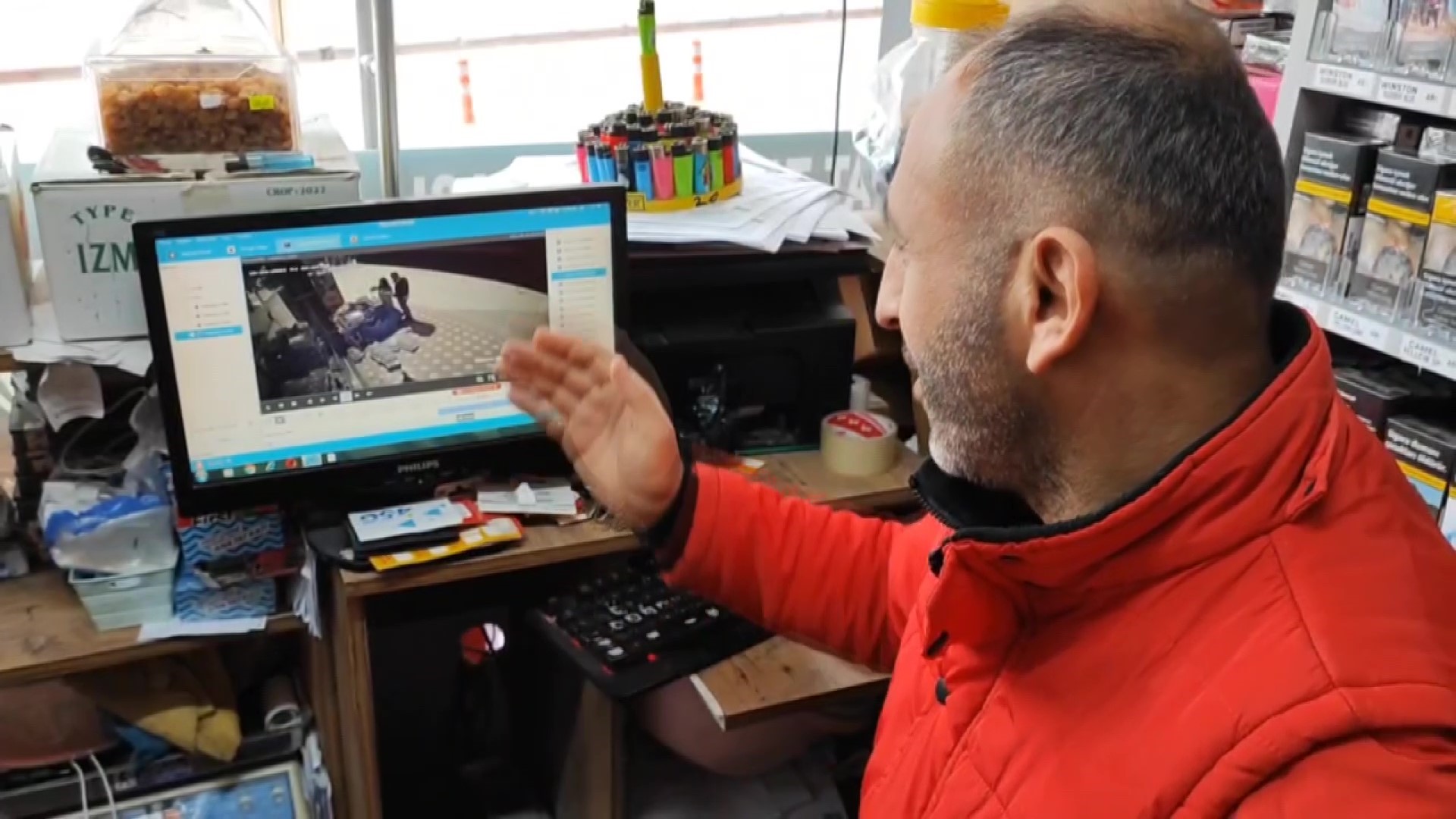 'Helal olsun' dedirttiler: Gece iki genç büfenin dışından aldıkları su şişelerinin ücretini kameraya gösterip bıraktılar