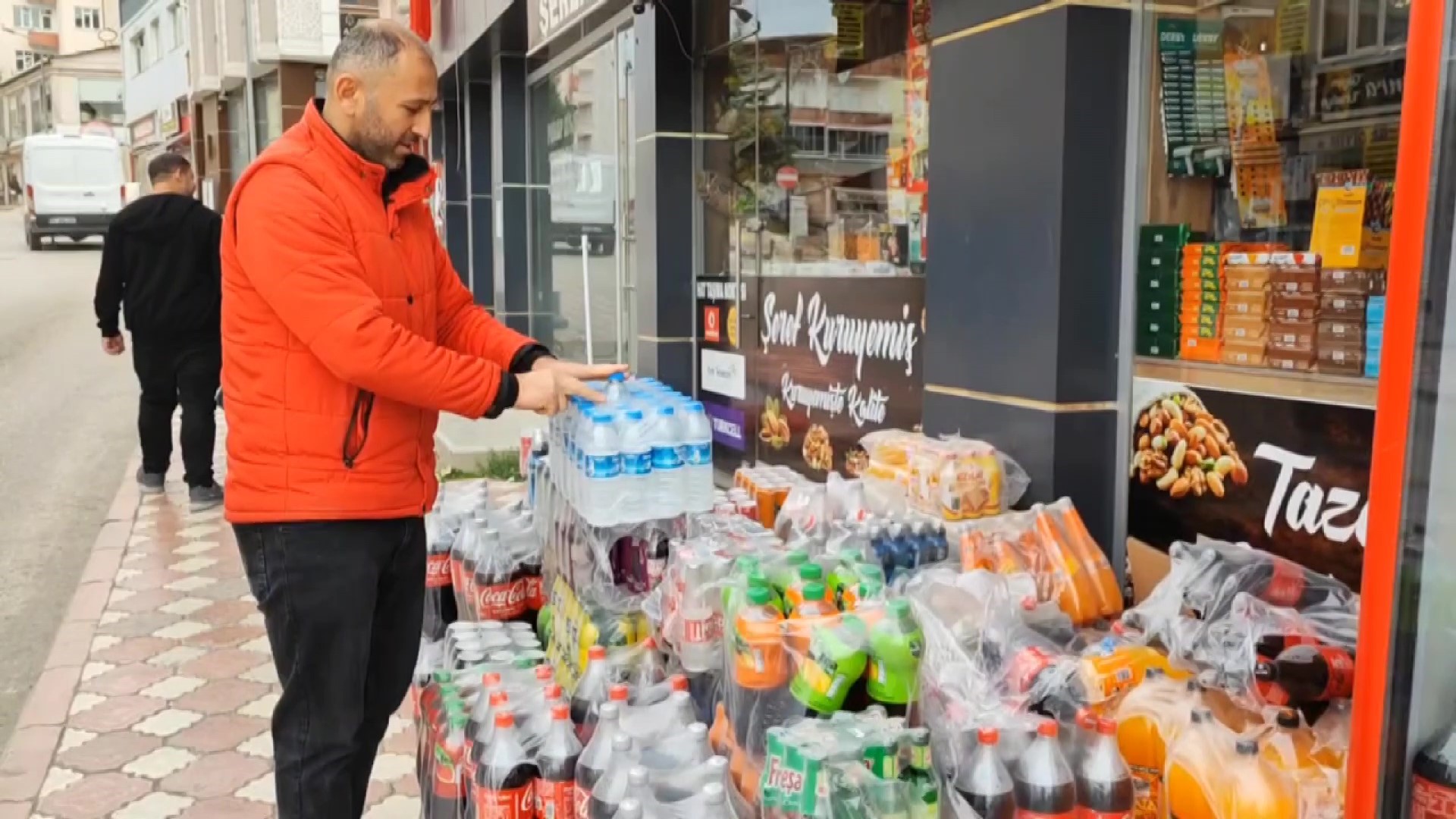 'Helal olsun' dedirttiler: Gece iki genç büfenin dışından aldıkları su şişelerinin ücretini kameraya gösterip bıraktılar