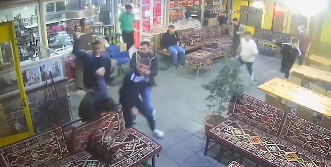 Arnavutköy’de bir kafede buluşan husumetli şahıslar ortalığı savaş alanına çevirdi!