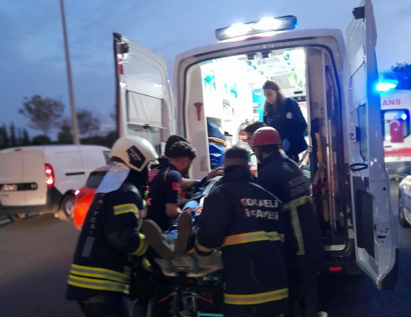 Kocaeli’de feci kaza! Personel taşıyan servisten birçok yaralı çıkarıldı! 