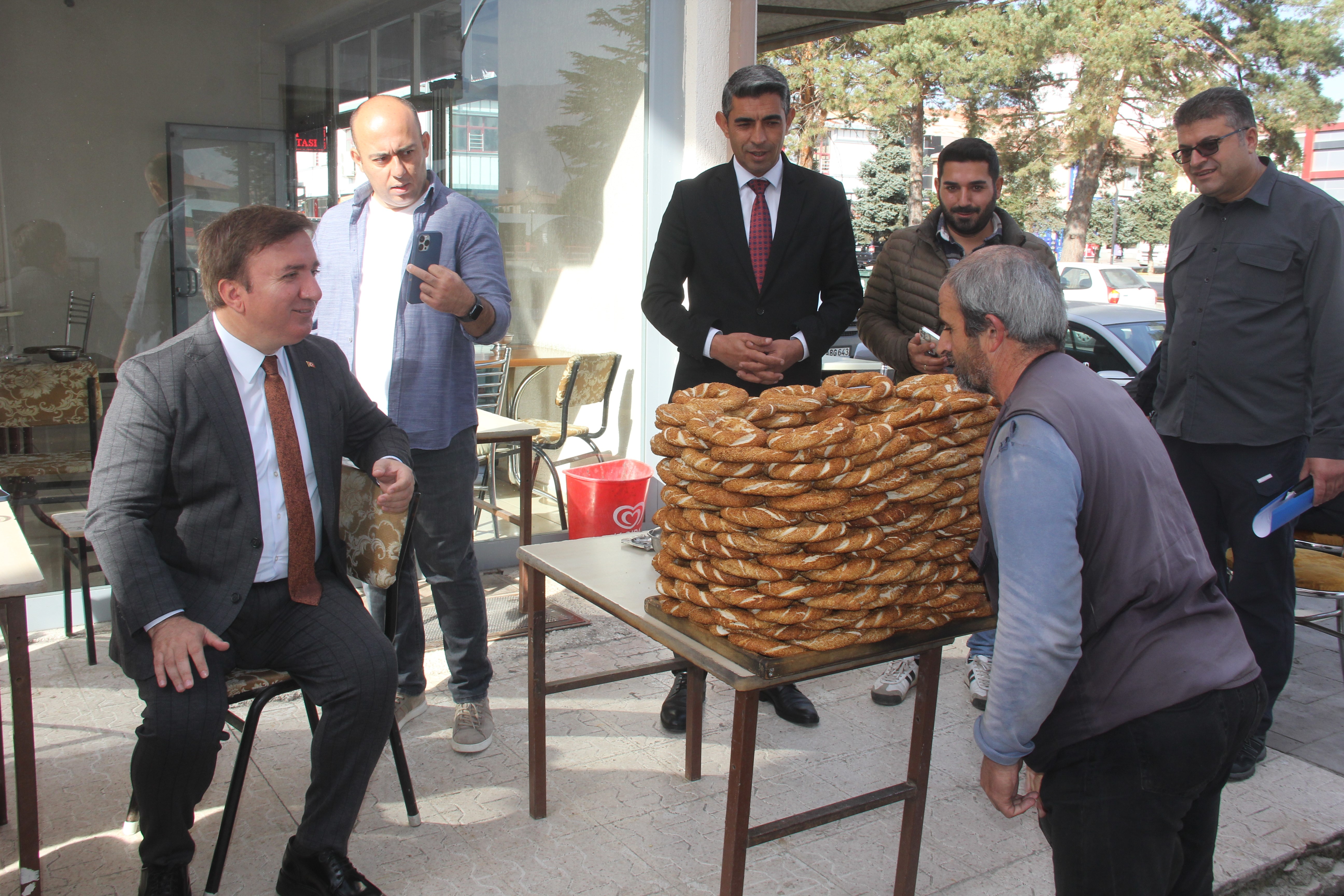 Vali ile simitçinin yürekleri ısıtan sohbeti jestle bitti