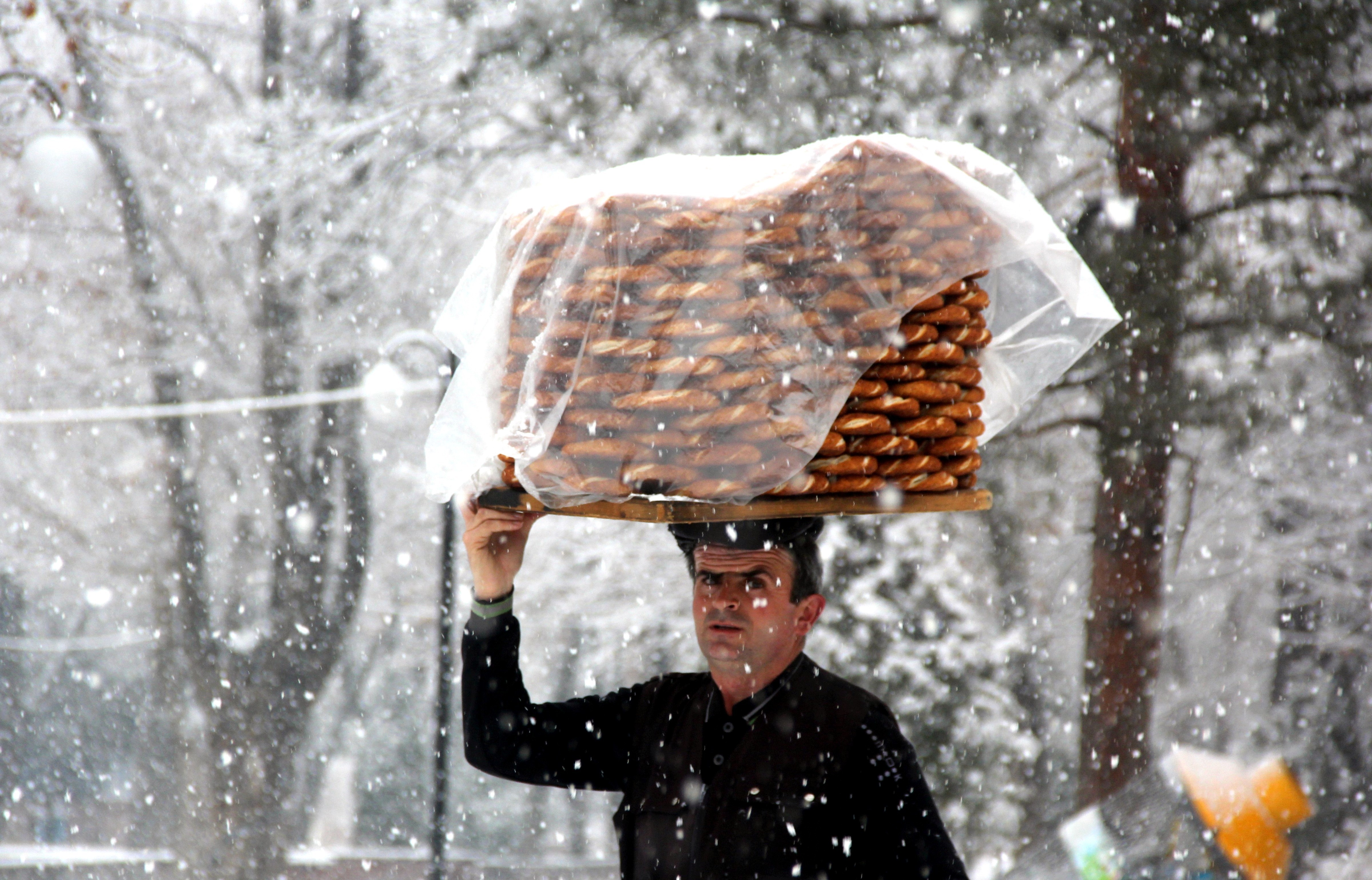 Vali ile simitçinin yürekleri ısıtan sohbeti jestle bitti