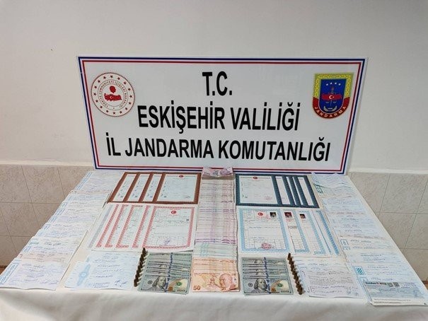 Eskişehir’de ‘Tefecilik’ yaptığı belirlenen baba ve 2 oğluna şok baskın!