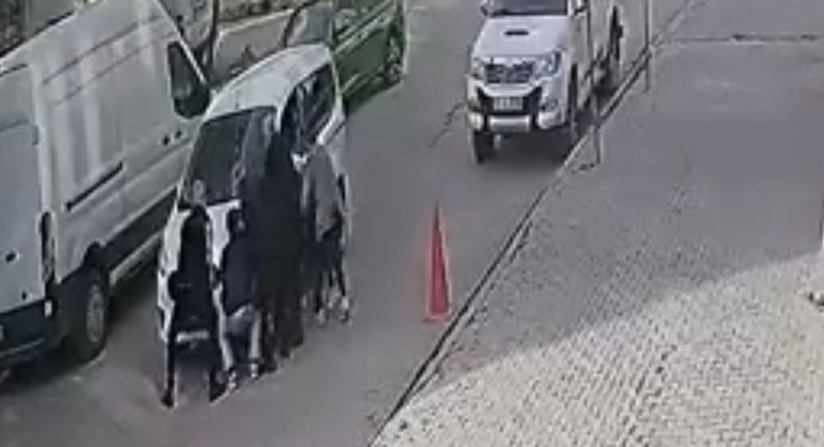 Bitlis’te aracın altında kalan 5 yaşındaki çocuğun imdadına vatandaşlar koştu!