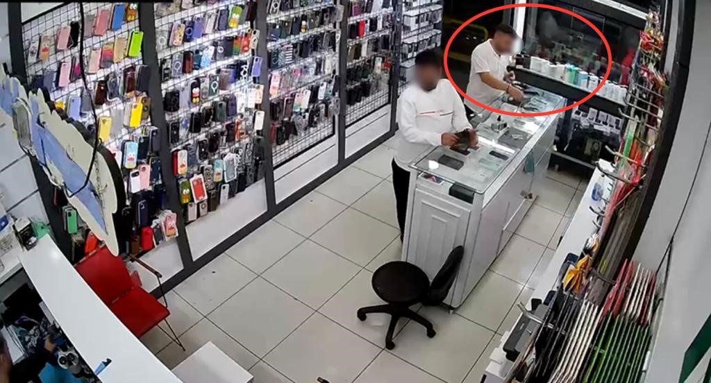 Girdiği telefoncudan kaşla göz arasında telefonu çalıp cebine koydu!