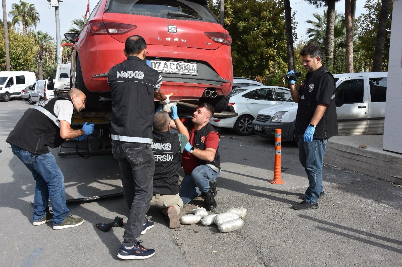 Mersin polisinden uyuşturucu kaçakcılığına darbe! Arama yapılan aracından tamponundan yüklü miktarda esrar çıktı!