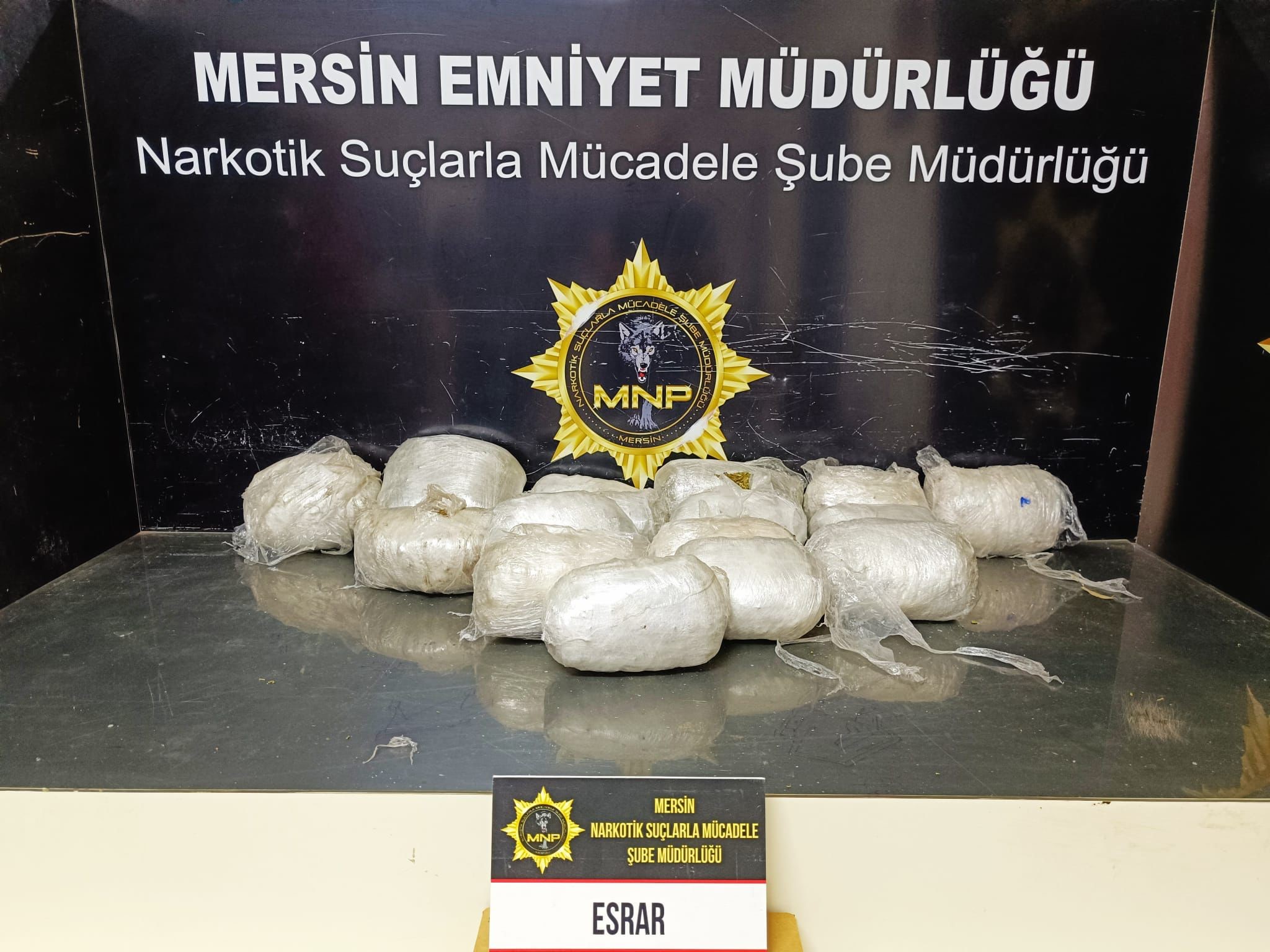 Mersin polisinden uyuşturucu kaçakcılığına darbe! Arama yapılan aracından tamponundan yüklü miktarda esrar çıktı!