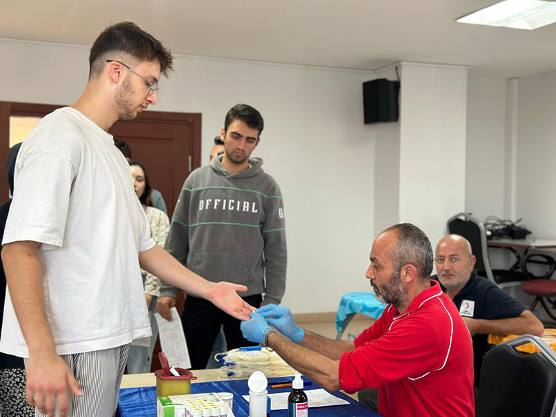 (TUZGEM) öğrencileri öncülüğünde düzenlenen ‘Kan Dostum’ kampanyasına Tuzla’lı vatandaşlardan büyük ilgi!